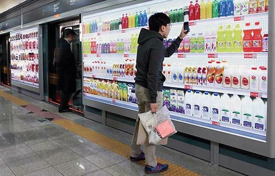 捷運廣告結合QR code有助於提升買氣。|合和國際 HohoAD